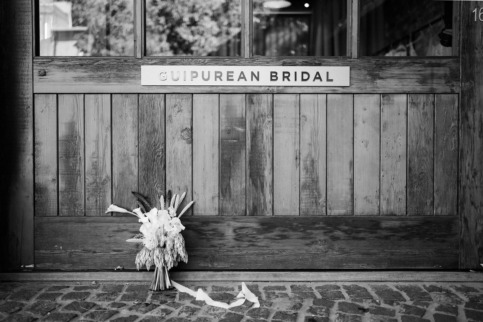black and white Guipurean Bridal name plate with flower bouquet